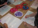 Els nens pinten amb gel al Museu de l’Aigua